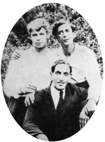 Сергей Есенин Анатолий Мариенгоф сидит и Лев Повицкий Харьков 1920 Значит - фото 132