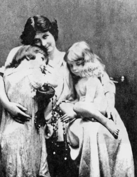 Айседора Дункан с дочерью Дирдре и сыном Патриком Париж Около 1912 Затем - фото 169