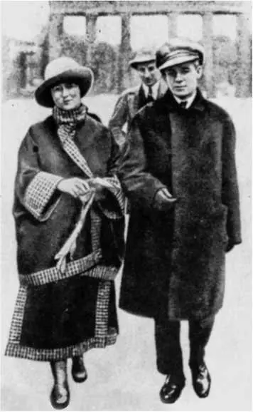 Айседора Дункан и Сергей Есенин На заднем плане А Кусиков Берлин Май - фото 171