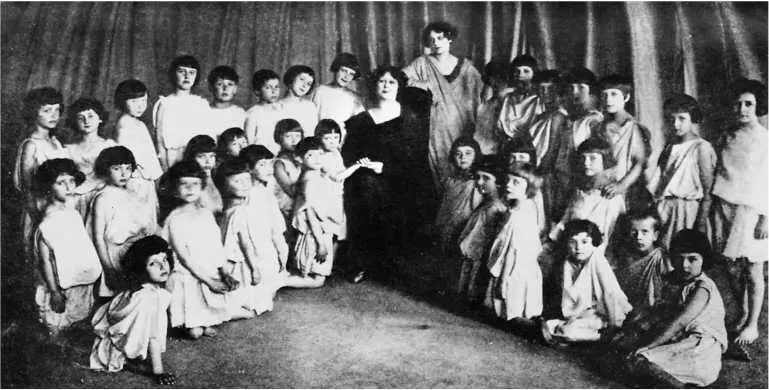Айседора и Ирма Дункан среди учениц танцевальной школы Москва 1921 Таких - фото 177