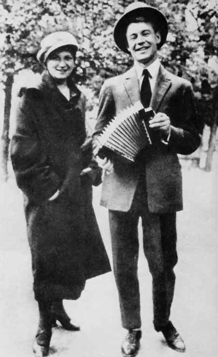 Сергей Есенин с сестрой Екатериной Москва 1924 Свои замечательные стихи 1925 - фото 189