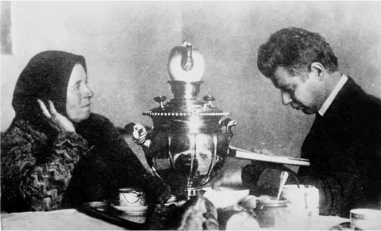Сергей Есенин с матерью Москва Март 1925 Теперь вернемся в начало 1925 года - фото 207