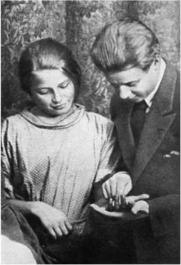 Сергей Есенин с сестрой Александрой 1925 В отпевание не только холостяцкой но - фото 212
