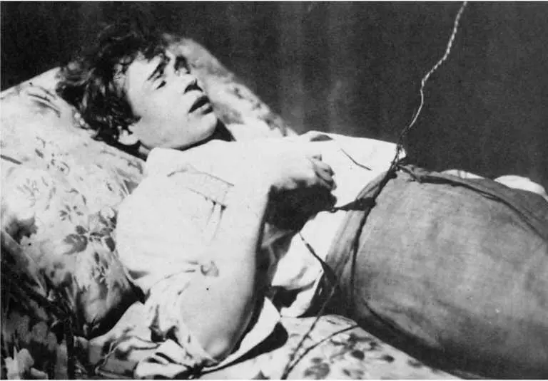 Тело Сергея Есенина спустя несколько часов после смерти 28 декабря 1925 Кажется - фото 217
