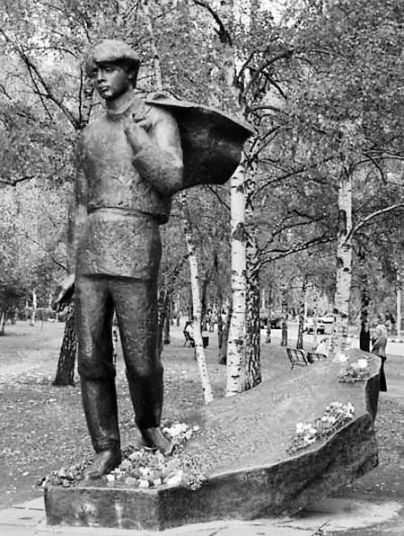 Памятник Есенину в Москве на Есенинском бульваре Скульптор В Е Цигаль 1975 В - фото 225