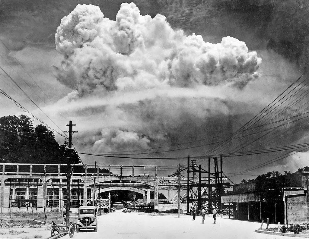 Бомбардировка Хиросимы и Нагасаки в 1945 г Но это будет уже после - фото 66