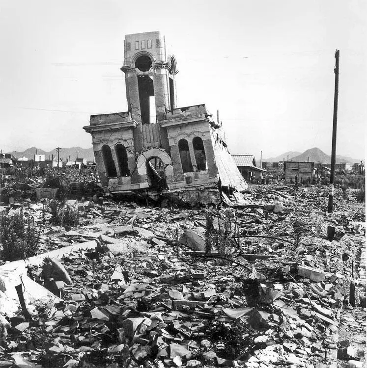 Последствия взрыва в Хиросиме 1946 г Впрочем вскоре ученый внес некоторые - фото 76