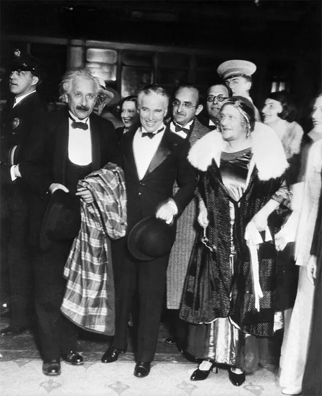 Супруги Эйнштейн и Чарли Чаплин после премьерного киносеанса 1930е гг - фото 83