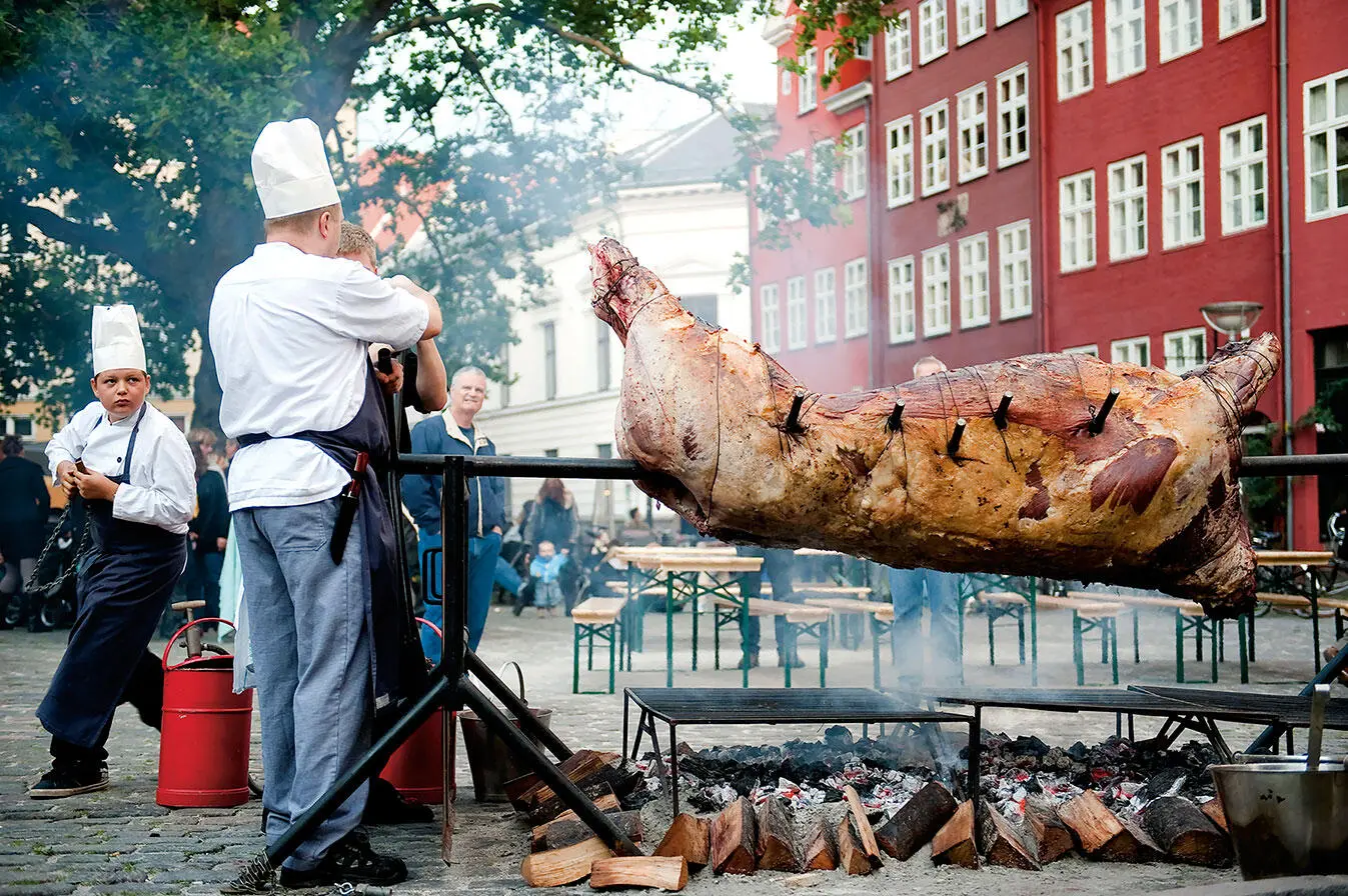 Værnedamsvej На Værnedamsvej машины едут зигзагами огибая велосипедистов и - фото 123