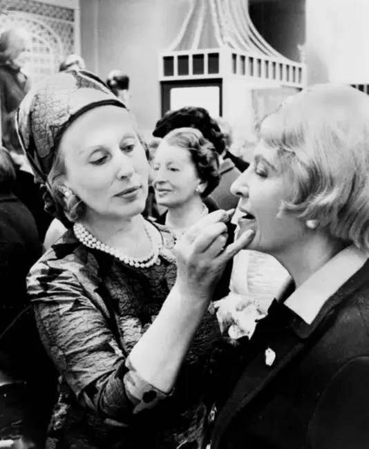Эсте делает макияж одной из клиенток 1960е гг Место для своей продукции Эсте - фото 133
