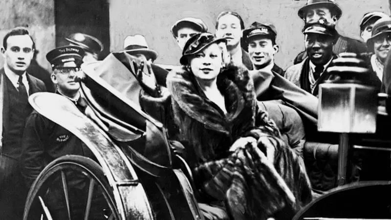 Мэй Уэст уезжает покорять Голливуд 1932 г Из тюрьмы она вышла всеамериканской - фото 141