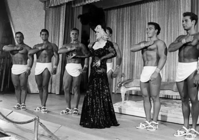 Мэй Уэст и ее Адонисы шоу в ЛасВегасе В июле 1954 года Мэй отрыла в - фото 146