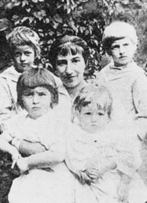 Зинаида Серебрякова с детьми в Нескучном сер 1910х гг Зинаида верная - фото 166