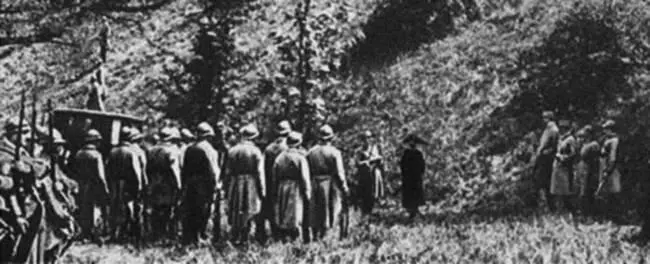 Расстрел Мата Хари Утром 15 октября 1917 года Мата Хари в жемчужносером платье - фото 185
