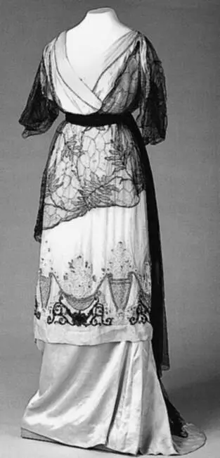 Вечернее платье из белого шелка и шифона Мастерская Н Ламановой 1910е гг В - фото 271