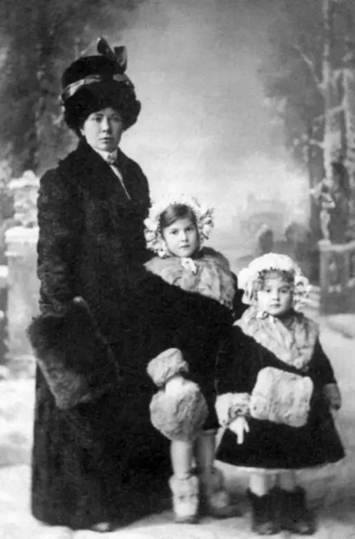 Татьяна и Людмила Яковлевы с гувернанткой около 1914 года Между тем бабушка - фото 325