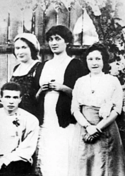 В центре Анна Ахматова слева от нее Мария КузьминаКараваева справа - фото 414