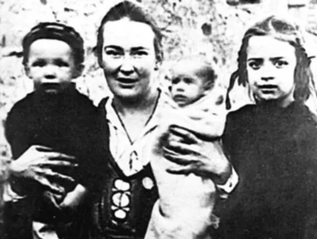 Елизавета Скобцова с детьми Сербия 1923 г Как разъездной секретарь РСХД - фото 416