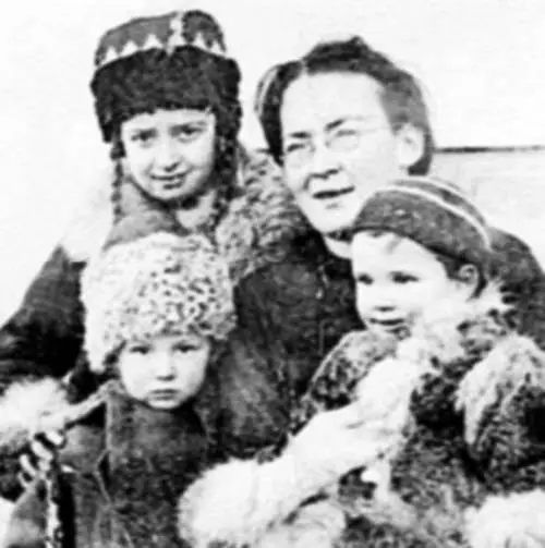 Елизавета Скобцова с детьми вскоре после прибытия во Францию В феврале 1943 - фото 417