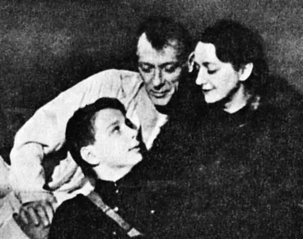 Михаил и Елена Булгаковы с Сережей Шиловским Могила Елены Сергеевны и Михаила - фото 464