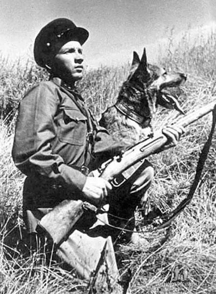 Пограничник со служебной собакой Чехословакия времен социализма 1989 год - фото 39