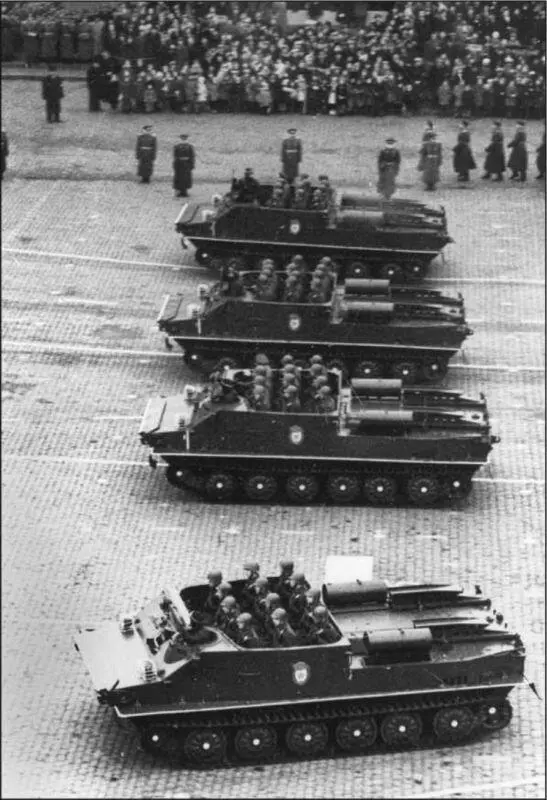 Бронетранспортеры БТР50 на Красной площади 7 ноября 1961 года На крышах МТО - фото 75