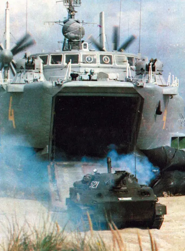 Танки ПТ76 высаживаются из малого десантного корабля типа Robbe ВМС ГДР - фото 167