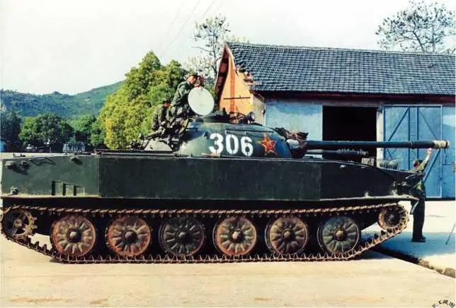 Легкий плавающий танк Туре 631 в парке воинской части Легкий плавающий - фото 177