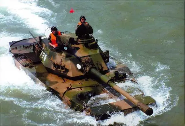 Легкий плавающий танк Type 63А при движении вплавь Плавающие танки М1985 - фото 180