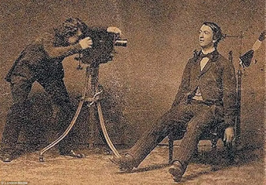 Сейчас викторианские посмертные фотокомпозиции превратились в предмет - фото 107