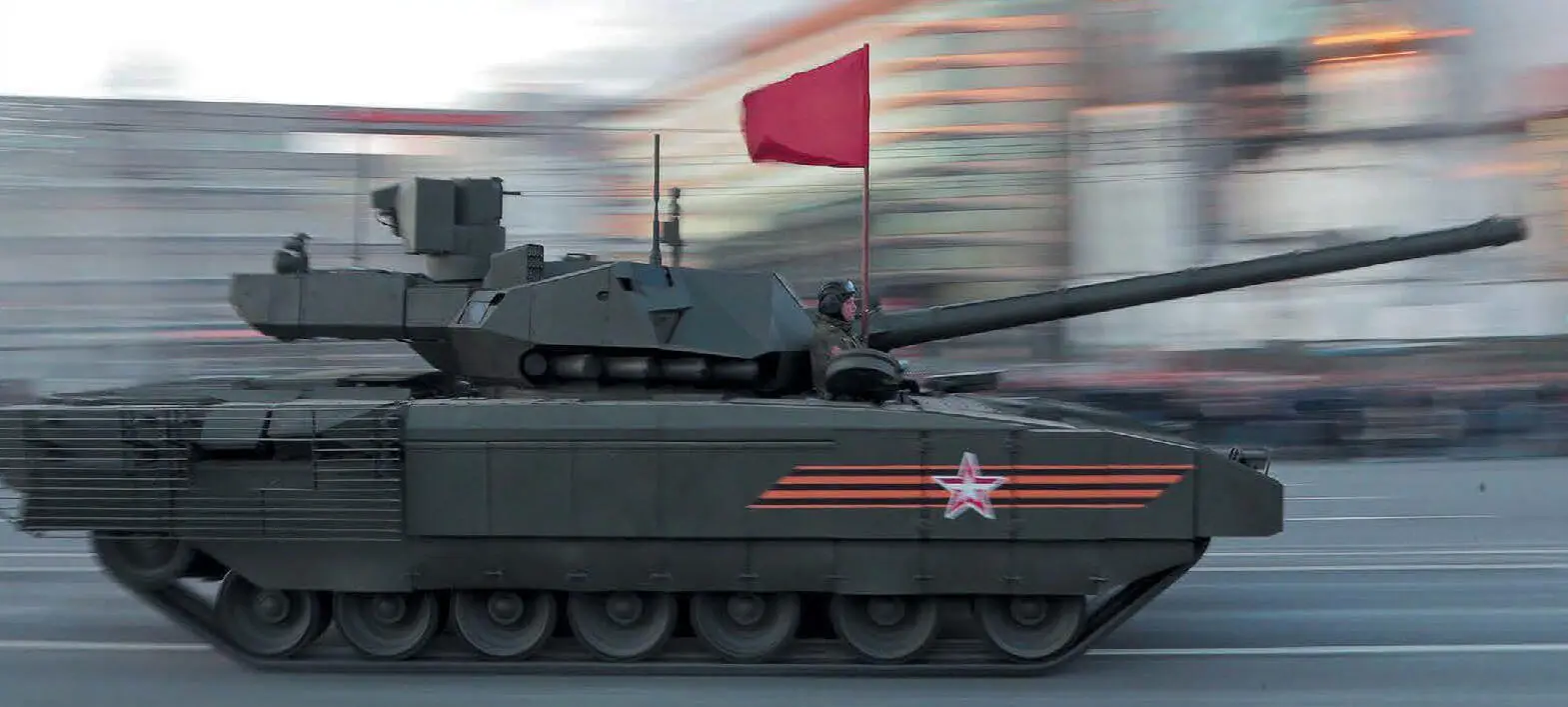 Танк Т14 Армата следует на большой скорости по улице Москвы 4 мая 2015 г - фото 1