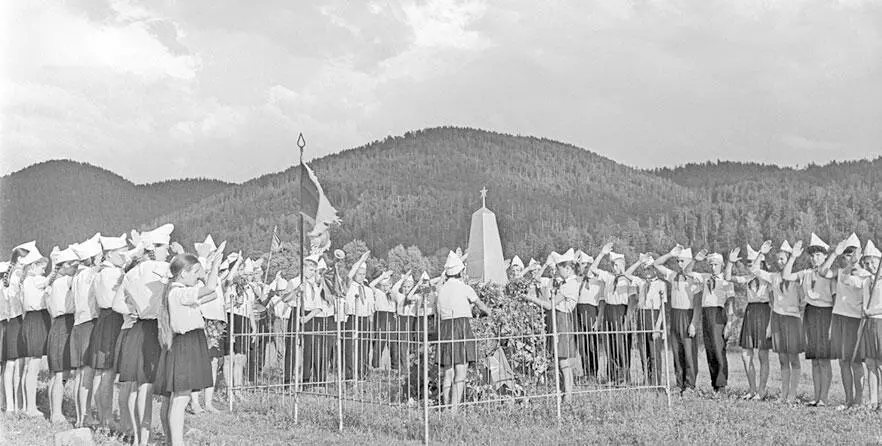 Пионерская линейка на Камчатке Два мальчика с подвязанными бантиками тоже с - фото 70