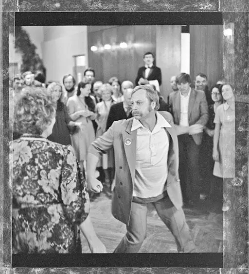 Юрий Богатырев в фильме Родня 1981 Азербайджанец подходит к морю - фото 83