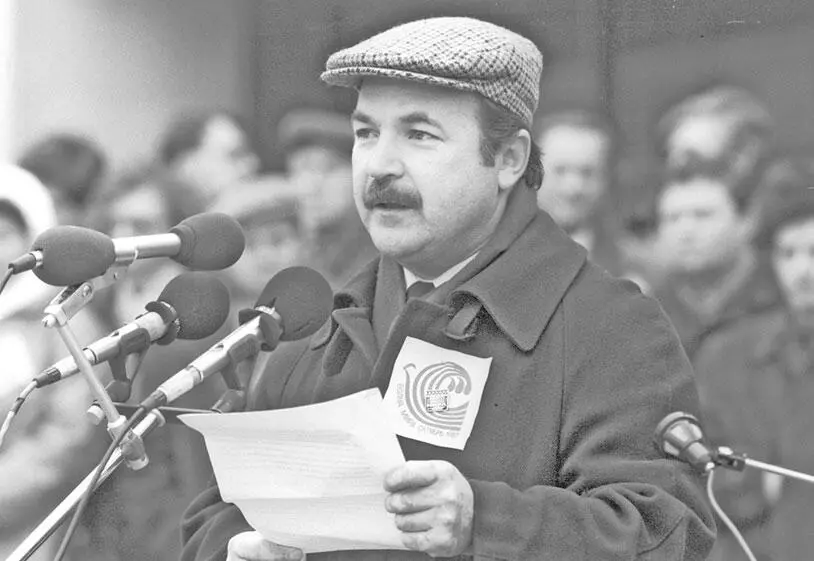Актер режиссер Николай Губенко в пору своей политической деятельности - фото 92