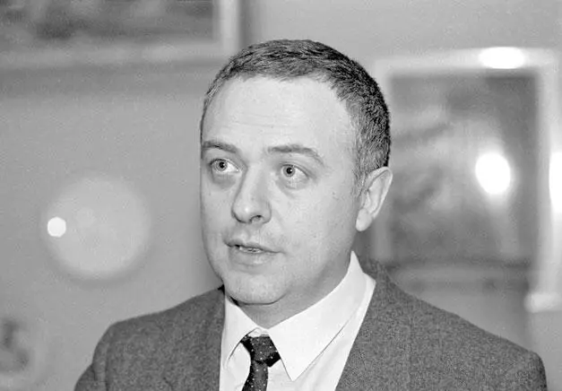А В Козырев министр иностранных дел России 19901996 Он открывает - фото 103