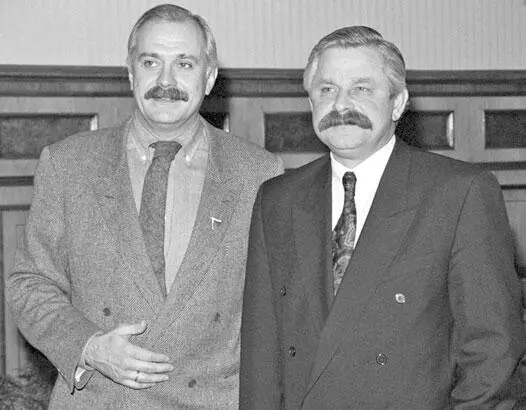 С Александром Руцким Так и умер с гитарой в руках под колпаком Венецию - фото 107