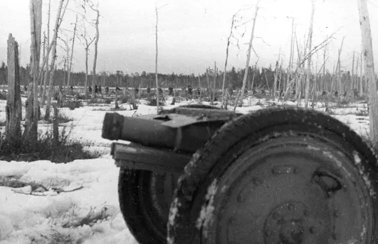 Полковая пушка образца 1927 года Вот оттуда со станции Дно в составе 613го - фото 19