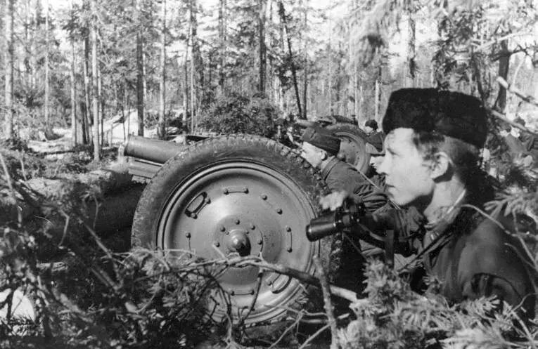 Взвод 76миллиметровых полковых пушек изготовился для ведения стрельбы с - фото 24