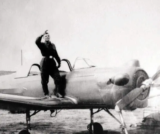 1956 год Город Оренбург Я стою на крыле самолета РИАНовости Учиться - фото 21