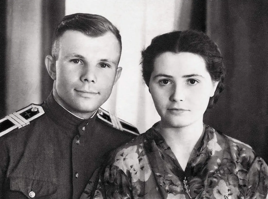 Весна 1957 года Старший сержант Юрий Гагарин и Валентина Горячееа Здесь мы - фото 25