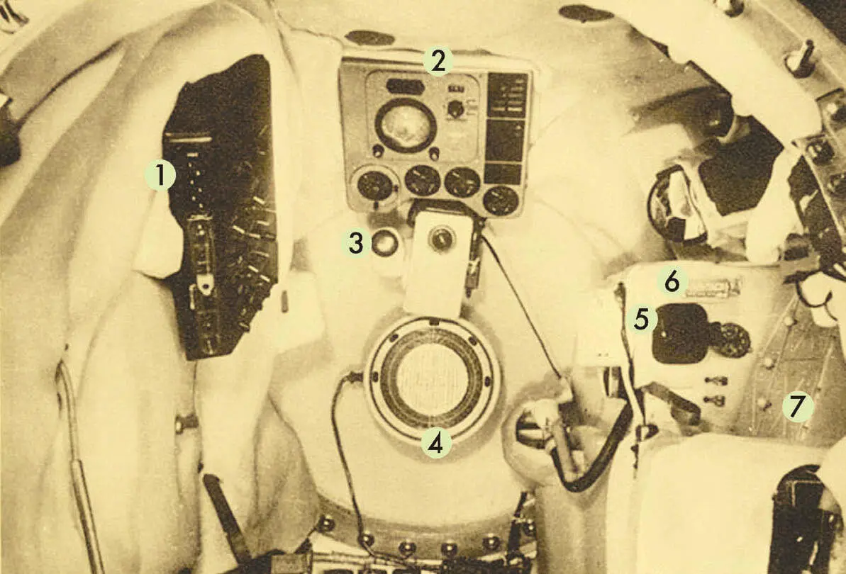 На этой фотографии внутренний вид кабины космонавта на кораблеспутнике - фото 40