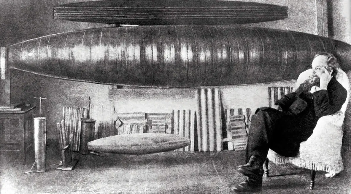 Константин Циолковский в своем рабочем кабинете возле модели - фото 48