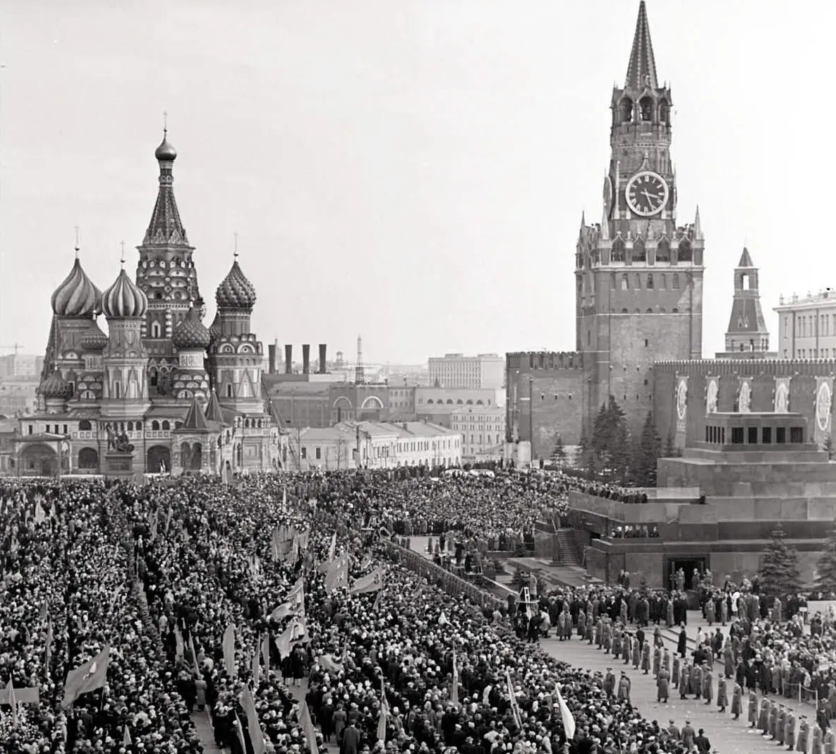 Торжественная встреча первого в мире летчикакосмонавта Героя Советского - фото 65
