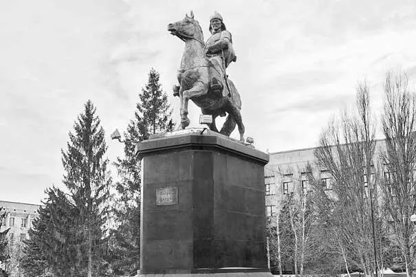 Памятник Сырыму Датову в Уральске Казахи съехались на Народное собрание и - фото 130