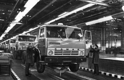 Татарская АССР Набережные Челны Сборочный цех Камского автомобильного завода - фото 404