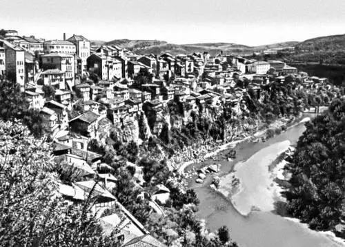 Болгария ВеликоТырново Часть города амфитеатром расположенная на крутом - фото 89