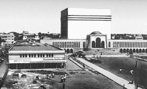 Мечеть Байтул Муккарам в Дакке 1950е гг Терракотовые рельефы на центральном - фото 181