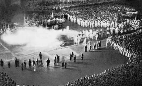Сожжение книг фашистами на одной из площадей Берлина 1933 Сцена из балета - фото 281