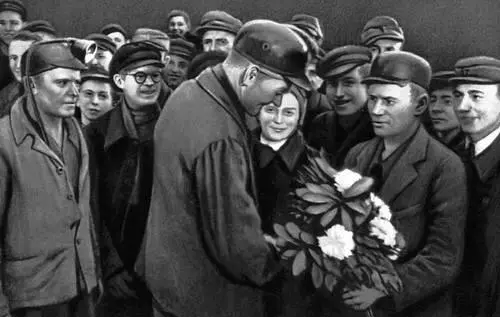 Шахтёры приветствуют А Хениске инициатора движения активистов труда в - фото 288