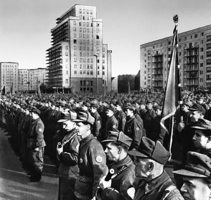 Парад боевых рабочих дружин Берлин Август 1961 В Вомака Мозаичный фриз на - фото 395